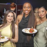 Zwei Marler Gesamtschulen, ein Abiball in der Halterner Stadtmühle: Diese drei jungen Damen lassen sich das leckere Essen schmecken.
