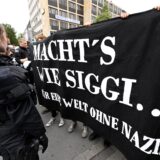 Gegendemonstranten halten ein Banner mit der Aufschrift „Macht’s wie Siggi“ anlässlich des rechten Aufmarschs in ihrer Stadt hoch.