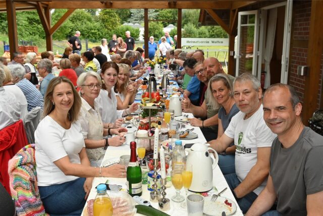 Menschen sitzen am Frühstückstisch
