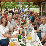 Menschen sitzen am Frühstückstisch