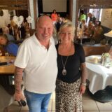 Dirk und Sandra Lasarz stehen im Kaiserhof Herten inmitten der Restaurant-Gäste.