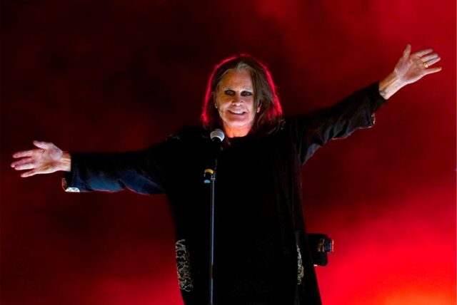 Rockstar Ozzy Osbourne tritt während der Abschlusszeremonie der Commonwealth Games im Alexander-Stadion auf.