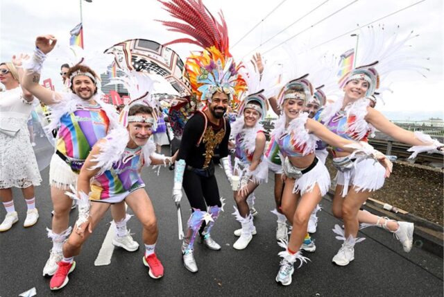 Feiernde beim CSD in Köln.