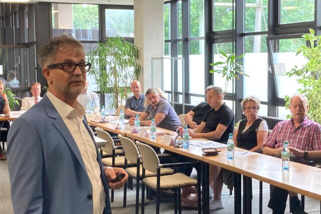 Immobilien-Fachmann Rüdiger Korte von der Sparkasse Vest stellt die Idee einer Stadtentwicklungsgesellschaft im Stadtplanungsausschuss vor.