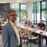 Immobilien-Fachmann Rüdiger Korte von der Sparkasse Vest stellt die Idee einer Stadtentwicklungsgesellschaft im Stadtplanungsausschuss vor.