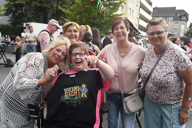 Menschen feiern beim Schlagerfest in Habinghorst an der Lange Straße.