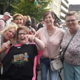 Menschen feiern beim Schlagerfest in Habinghorst an der Lange Straße.