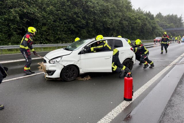 Ein Ehepaar aus Essen in dem weißen Wagen wurde nach dem Unfall auf der A 31 bei Dorsten zur Kontrolle ins Krankenhaus gebracht.