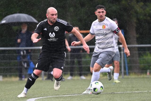 Kadir Durgut (l.) und Freistoß-Spezialist Serkan Kalkan kämpfen in dieser Szene um den Ball.