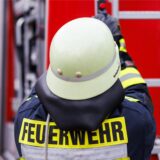 Ein Feuerwehrmann holt während einer Einsatzübung einer Freiwilligen Feuerwehr eine Leiter vom Dach eines Einsatzfahrzeugs.  (Symbolbild)