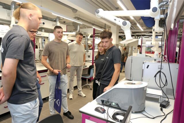 Besucher besichtigen beim „Tag der offenen Tür“ Werkstätten und Labore im Chemiepark.