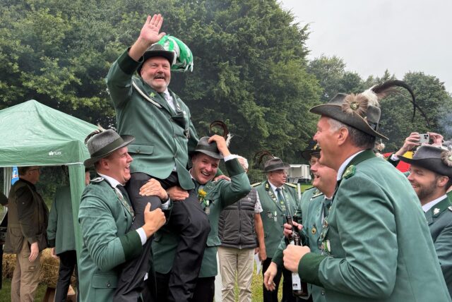 Der jubelnde neue König: Thomas Möllers holte beim Vogelschießen des BSV Waltrop den Aar von der Stange.