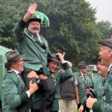 Der jubelnde neue König: Thomas Möllers holte beim Vogelschießen des BSV Waltrop den Aar von der Stange.