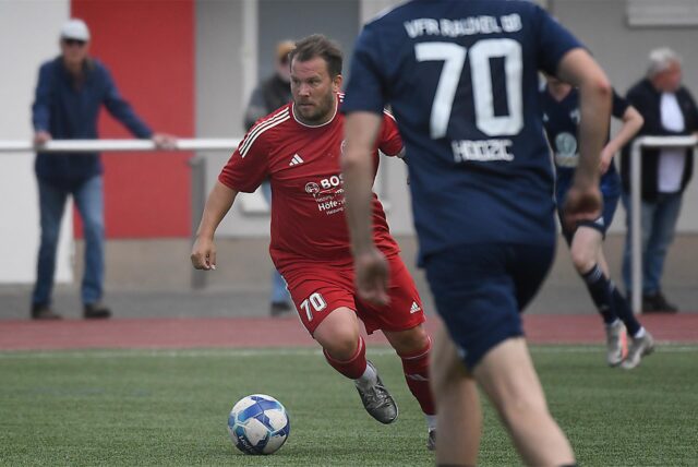 Marc Olschewski (am Ball) ist Trainer des SC Victoria Ickern.