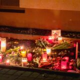 Angehörige legten vor der Wohnung der Getöteten Blumen nieder und zündeten Kerzen an.