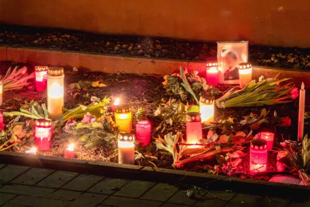 Angehörige legten vor der Wohnung der Getöteten Blumen nieder und zündeten Kerzen an.