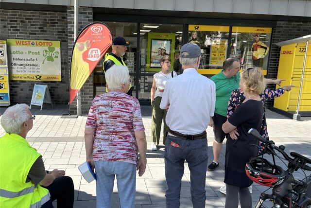 Mehrere Personen stehen vor der Post in Datteln.
