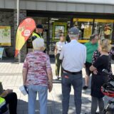 Mehrere Personen stehen vor der Post in Datteln.