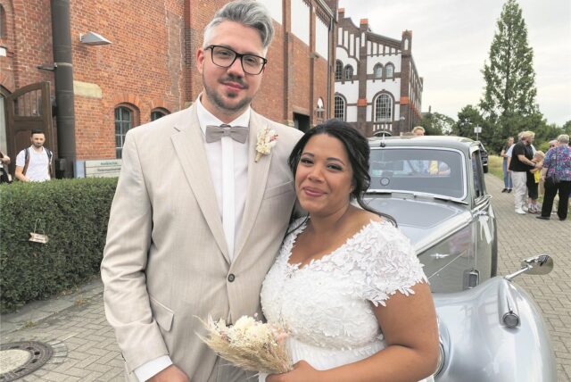 Ein Hochzeitspaar vor der Zeche Waltrop