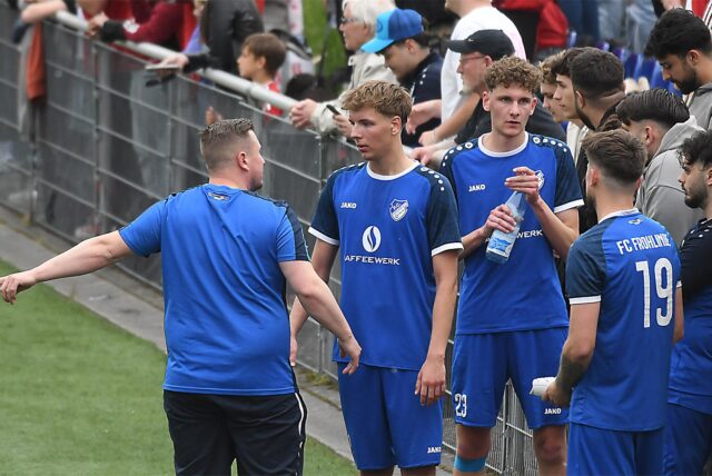 Frohlindes Trainer Sven Berger (l.) im Austausch mit seinen Spielern.