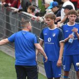 Frohlindes Trainer Sven Berger (l.) im Austausch mit seinen Spielern.
