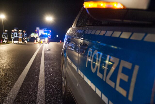 Die Polizei sucht einen Fahrer nach einer Verkehrsunfallflucht. Ein 13-jähriger Junge war verletzt worden. Parallel lief ein Feuerwehreinsatz. (Symbolbild)