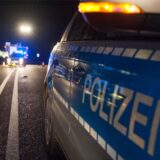Die Polizei sucht einen Fahrer nach einer Verkehrsunfallflucht. Ein 13-jähriger Junge war verletzt worden. Parallel lief ein Feuerwehreinsatz. (Symbolbild)
