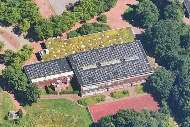 Neben den umfangreichen Sanierungsarbeiten am Dach der Sporthalle der Gesamtschule Wulfen müssen auch an der Fassade Beschädigungen beseitigt werden, um langfristig höhere Kosten zu vermeiden.