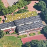 Neben den umfangreichen Sanierungsarbeiten am Dach der Sporthalle der Gesamtschule Wulfen müssen auch an der Fassade Beschädigungen beseitigt werden, um langfristig höhere Kosten zu vermeiden.