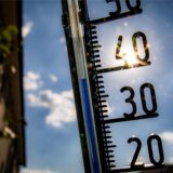 Ein Thermometer an einer Hauswand klettert am Nachmittag in Richtung der 40-Grad-Marke. Die Hitze kommt