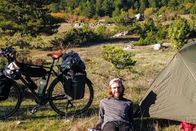 Unterwegs nur mit Fahrrad, Zelt und großen Packtaschen: Tom Honcia