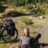 Unterwegs nur mit Fahrrad, Zelt und großen Packtaschen: Tom Honcia