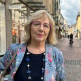 Elfi Budrus steht in der Recklinghäuser Innenstadt