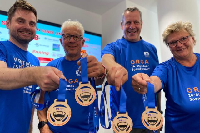 Andreas Loncki vom Sponsor Vereinte Volksbank und die Organisatoren Thomas Hein, Oliver Sprungmann und Heike Hein