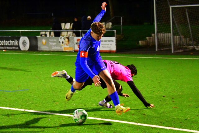 Die B-Jugendlichen des FC Frohlinde (blaue Trikots) haben den Aufstieg in die Bezirksliga knapp verpasst.