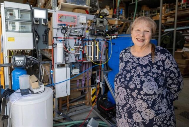 Beate R. Sellner aus Gladbeck steht vor einem Filtersystem in ihrem Unternehmen Aquacare