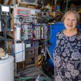 Beate R. Sellner aus Gladbeck steht vor einem Filtersystem in ihrem Unternehmen Aquacare