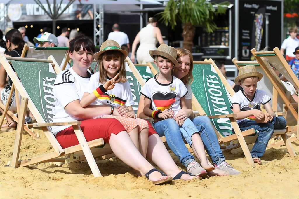 Auf den Liegestühlen kann man drei Tage lang die kulinarischen Möglichkeiten des Festivals genießen. Auf den Liegestühlen kann man drei Tage lang die kulinarischen Möglichkeiten des Festivals genießen.