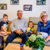Werner Plum-Schmidt und Nicole Tonk sitzen mit den Kindern Leon und NIco auf einem Sofa in Recklinghausen.