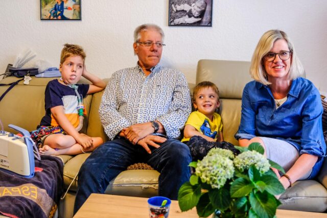 Werner Plum-Schmidt und Nicole Tonk sitzen mit den Kindern Leon und NIco auf einem Sofa in Recklinghausen.