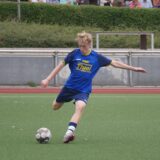 Ein Spieler der JSG Herbern/Ascheberg schießt den Fußball.