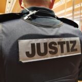 Der Angeklagte aus Marl ist im Prozess von Wachtmeistern nicht aus den Augen gelassen worden.