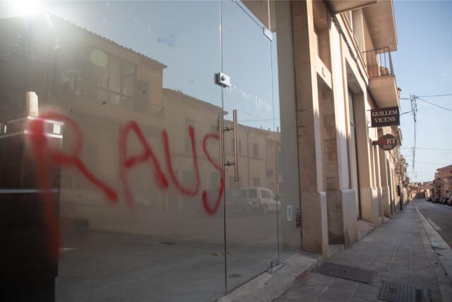 Ein Graffiti mit der Aufschrift „Raus“ ist am Fenster eines Immobilienbüros in Santanyi auf Mallorca zu sehen. Unbekannte haben deutschenfeindliche Sprüche auf Autos und Geschäfte in dem kleinen Ort Santanyi auf Mallorca gesprüht. «Deutsche raus» oder «Ausländische Käufer fahrt zur Hölle» stand in roter Farbe an Dutzenden Geschäften deutscher Inhaber sowie an Autos mit ausländischem Kennzeichen