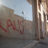 Ein Graffiti mit der Aufschrift „Raus“ ist am Fenster eines Immobilienbüros in Santanyi auf Mallorca zu sehen. Unbekannte haben deutschenfeindliche Sprüche auf Autos und Geschäfte in dem kleinen Ort Santanyi auf Mallorca gesprüht. «Deutsche raus» oder «Ausländische Käufer fahrt zur Hölle» stand in roter Farbe an Dutzenden Geschäften deutscher Inhaber sowie an Autos mit ausländischem Kennzeichen