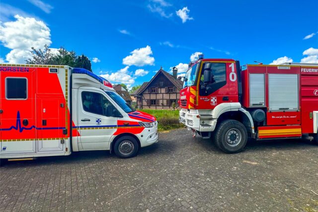 Rettungswagen und Tanklöschfahrzeug vor dem Übungsobjekt