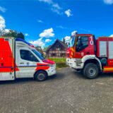 Rettungswagen und Tanklöschfahrzeug vor dem Übungsobjekt