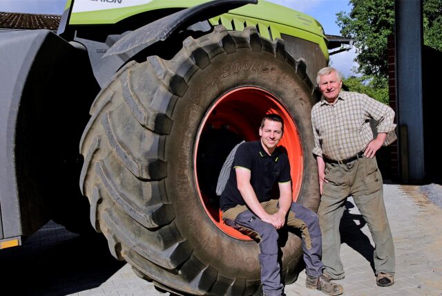 Gewaltige Dimensionen: Christian und Franz-Josef Uhlenbrock im Rad eines Silo-Verdichters.