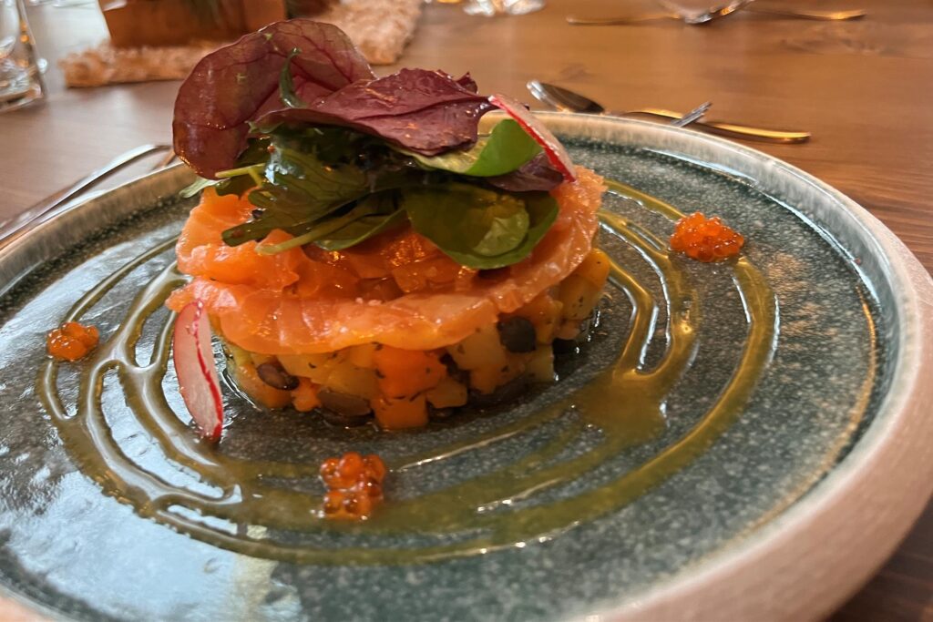 Bei dem Haus Hölters gibt es eine Vorspeise aus Gebeiztem Lachs mit Kartoffel-Kürbis-Salat. Bei dem Haus Hölters gibt es eine Vorspeise aus Gebeiztem Lachs mit Kartoffel-Kürbis-Salat.