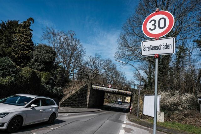 Auf der Sachsenstraße in Suderwich ist ein fahrendes Auto von einer Brücke aus mit Steinen beworfen worden.