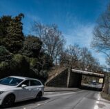 Auf der Sachsenstraße in Suderwich ist ein fahrendes Auto von einer Brücke aus mit Steinen beworfen worden.